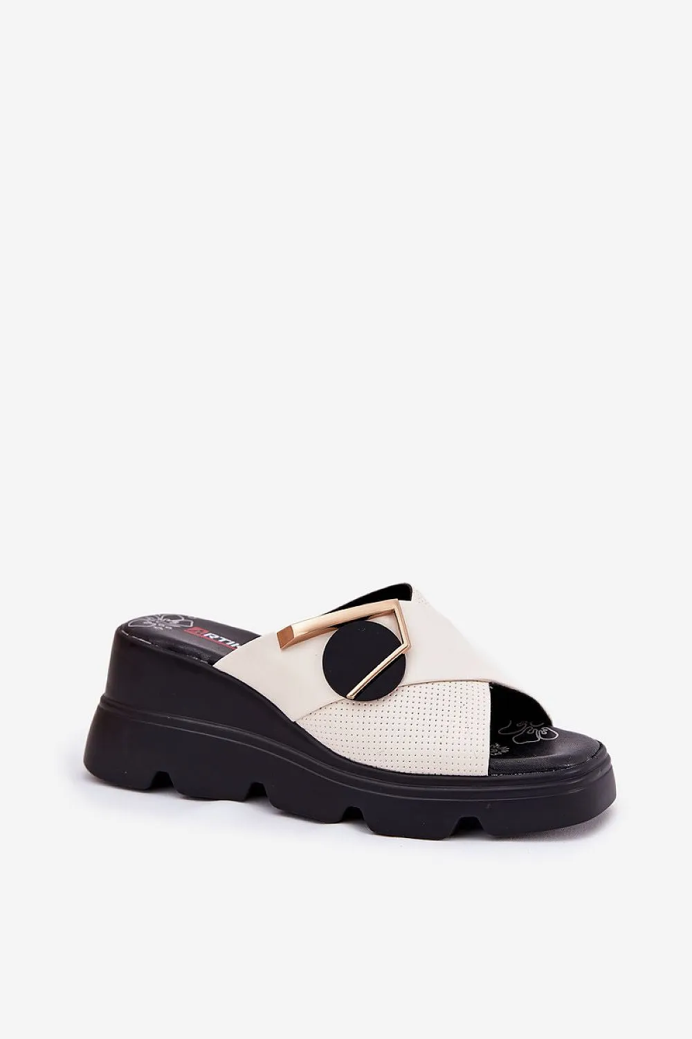 Elegant women's beige leather sandals