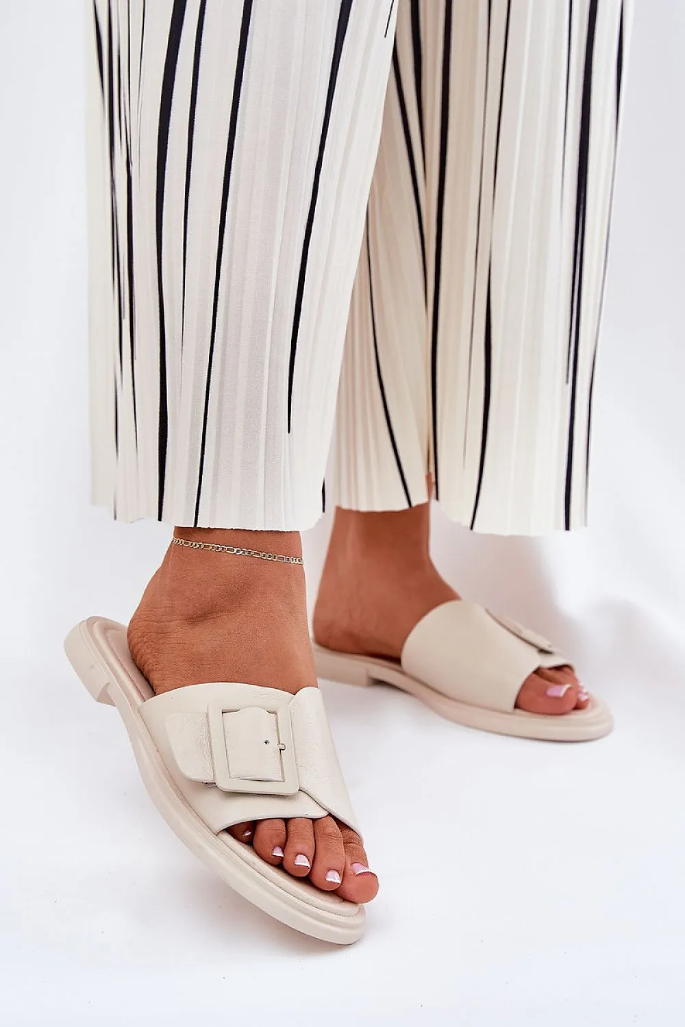 Women leather sandals with a flat heel