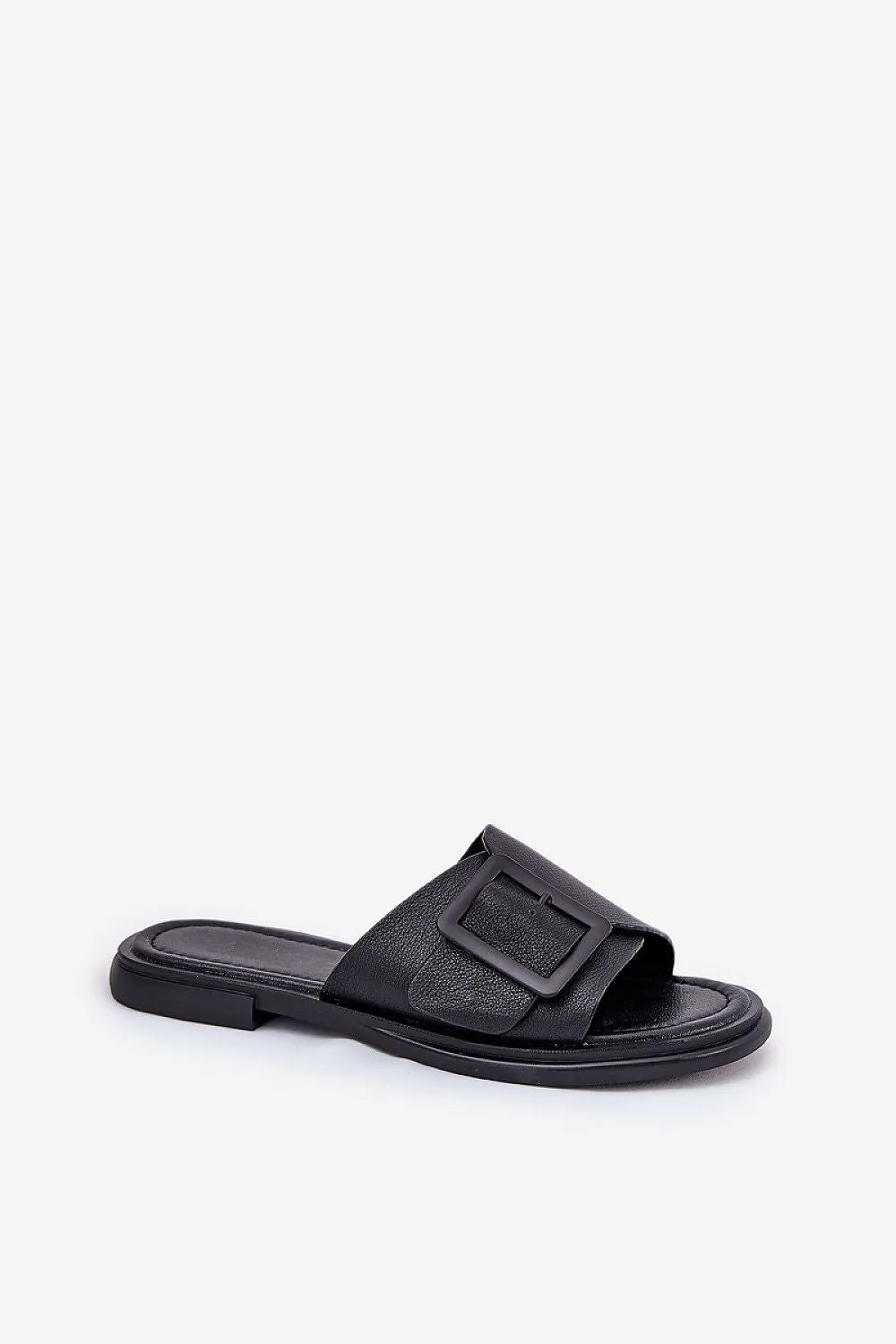 Women leather sandals with a flat heel