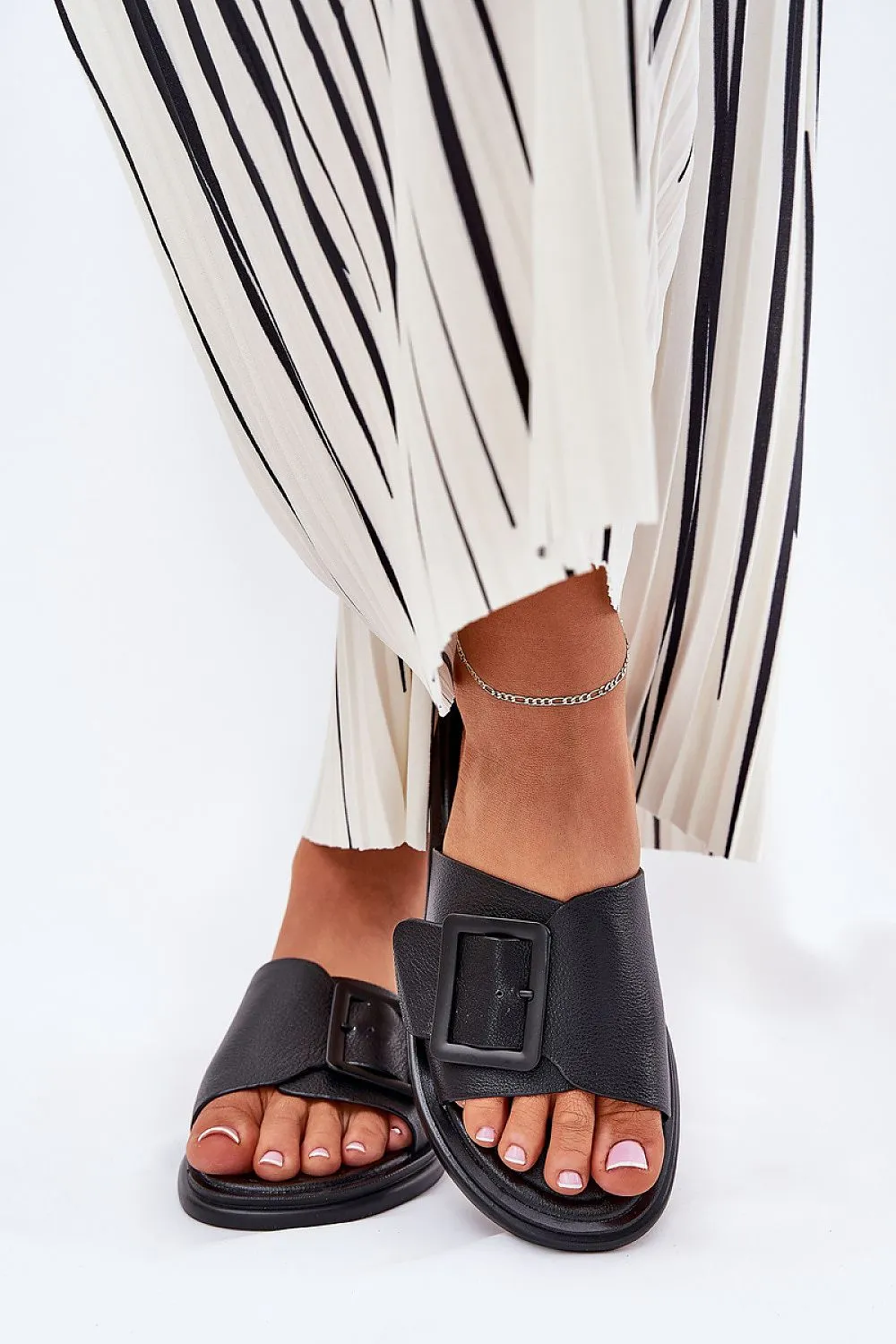 Women leather sandals with a flat heel